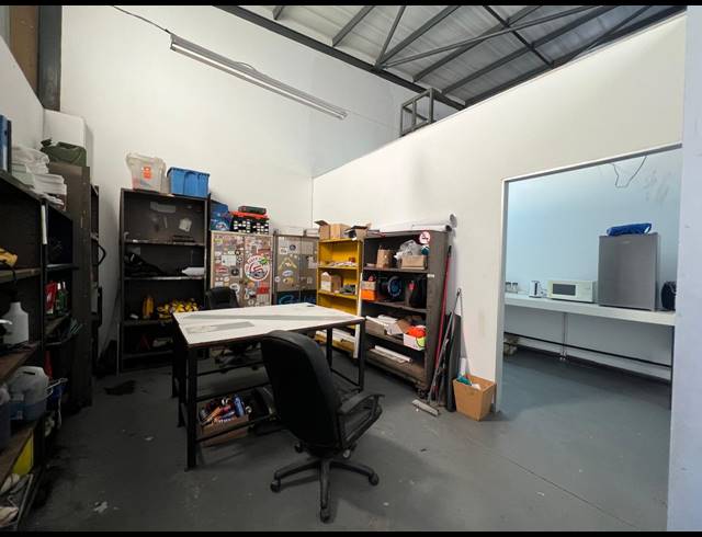 270M² WAREHOUSE TO LET IN LASER PARK